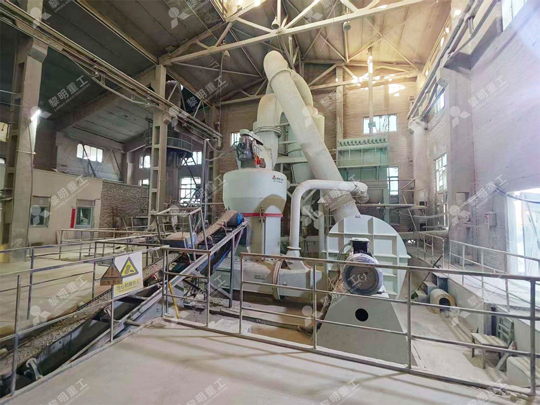 黎明重工现代化生产基地俯瞰图，展示庞大的生产车间与整齐码放的设备